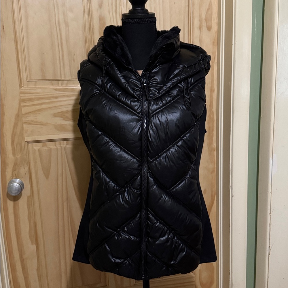 DKNY  Puffer Vest with Drawstring Hood and side zip pockets. XL